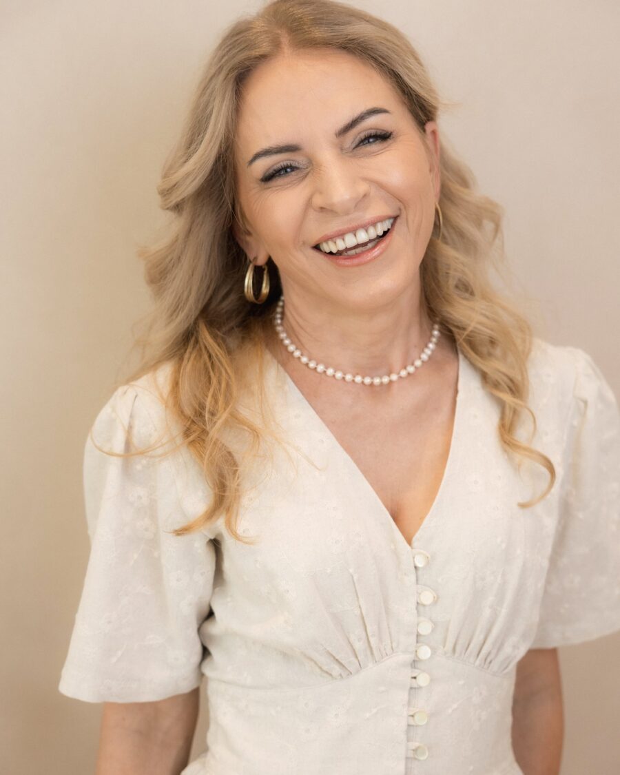 Pani Justyna, FACES OF BELLÁGE